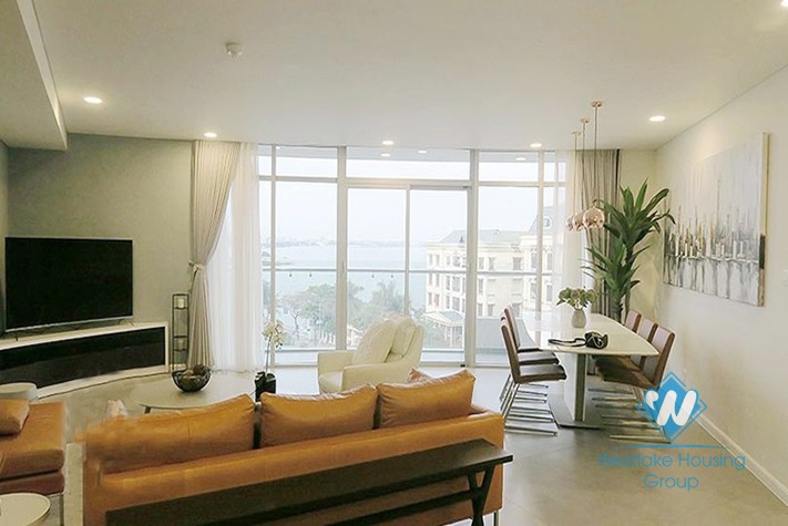 A gorgeous 3 bedroom apartment with stunning view of the West Lake for rent in Watermark
